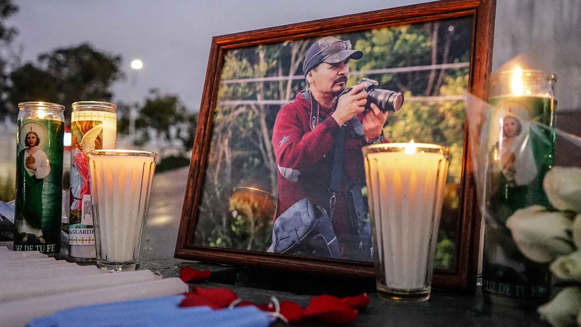 Altar en memoria del periodista asesinado Margarito Martínez, en Tijuana (México), atribuido al narco David López Jiménez, alias “El Cabo 20”