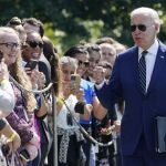 El presidente Joe Biden saluda a su vuelta a la Casa Blanca