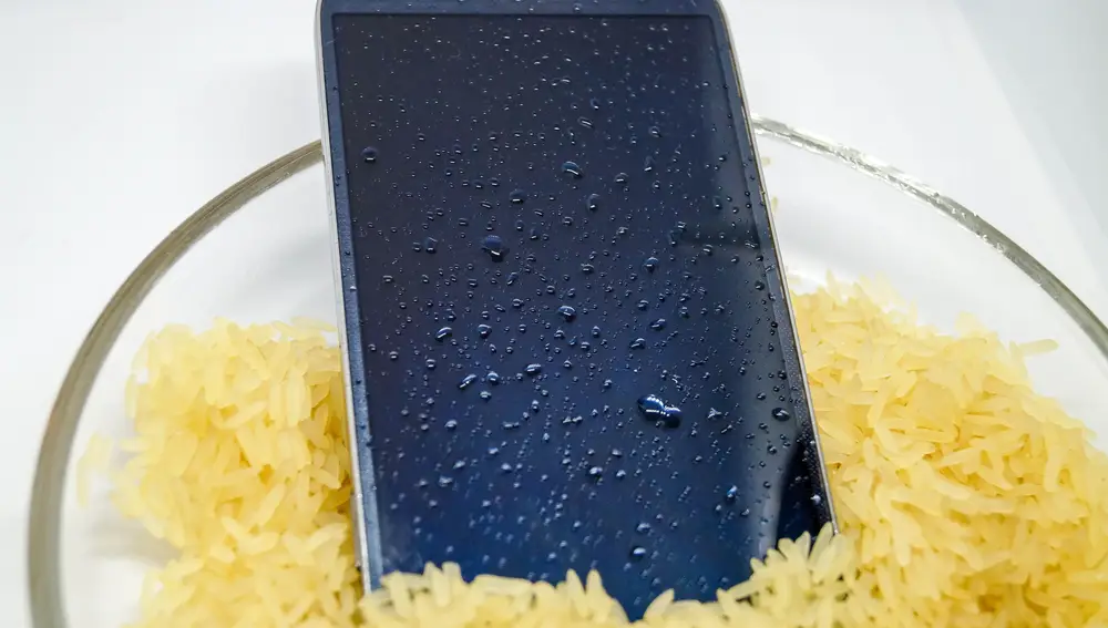 Meter un móvil mojado en arroz no es la mejor alternativa... pero tampoco es la peor | Fuente: Dreamstime