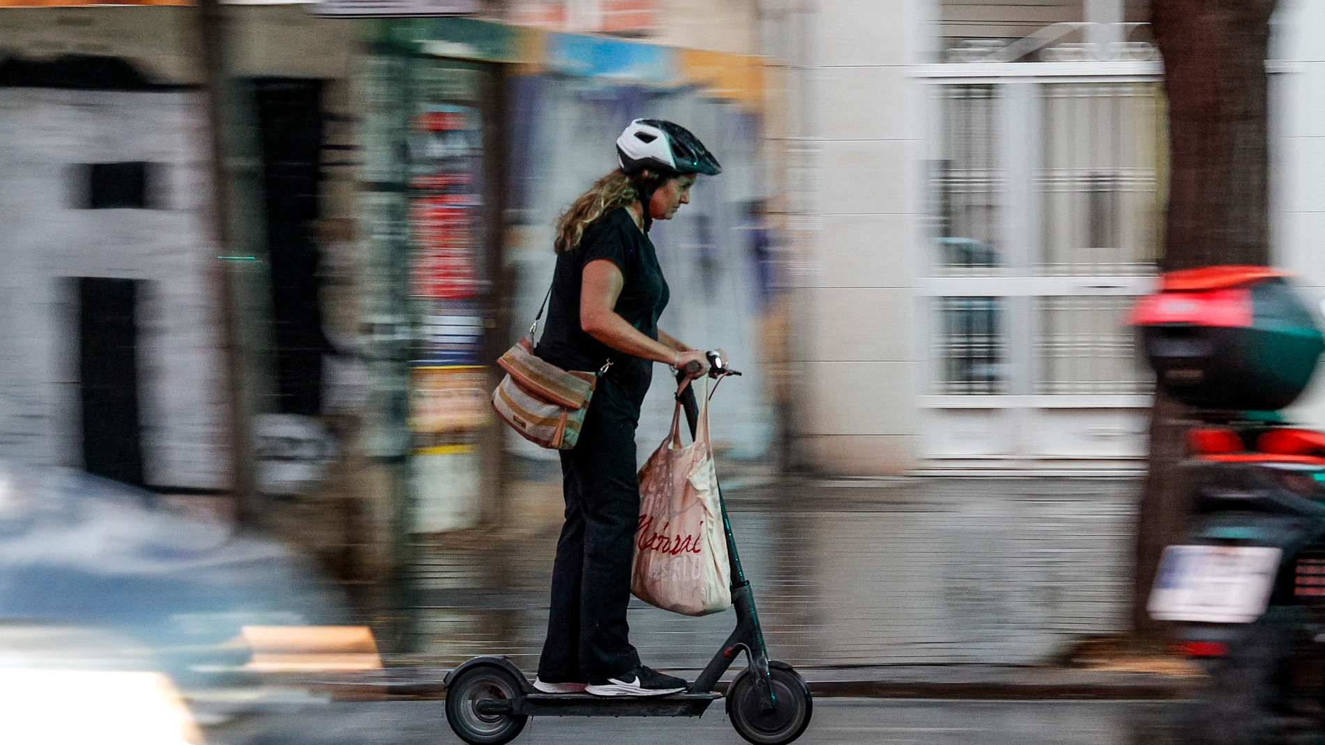 Una mujer circula en patinete en la ciudad de València