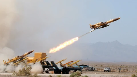 Lanzamiento de un dron militar iraní durante un simulacro de dos días del Ejército en un lugar no revelado de Irán