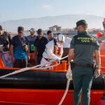 Llegada al puerto de Motril (Granada) de 31 personas de origen magrebí rescatadas por Salvamento Marítimo. EFE/Alba Feixas