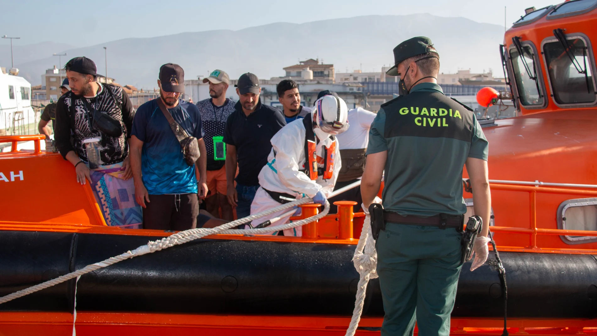 Llegada al puerto de Motril (Granada) de 31 personas de origen magrebí rescatadas por Salvamento Marítimo. EFE/Alba Feixas