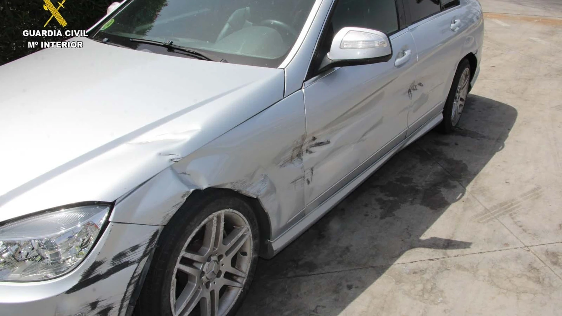 Imagen del estado del coche tras ser parado por la Guardia Civil.