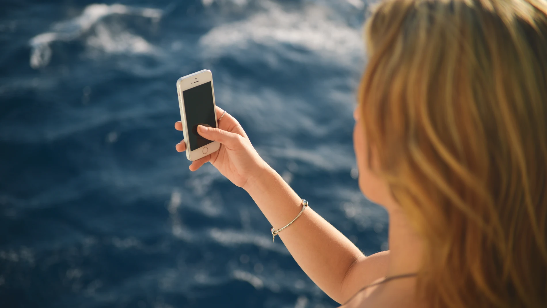 Es muy frecuente que un día en la piscina o en la playa se convierta en un auténtico drama, después de que el teléfono móvil se nos haya caído al agua | Fuente: Pixabay/ Stokpic