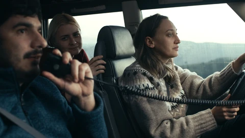 Alex Bogdan (izda.), Maria Popistasu e Ilona Brezoianu en «Entre valles», del rumano Radu Muntean