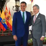 El presidente de Ecuador, Guillermo Lasso, recibe al presidente del Gobierno de España, Pedro Sánchez, este jueves, en el Palacio de Gobierno, en Quito (Ecuador)