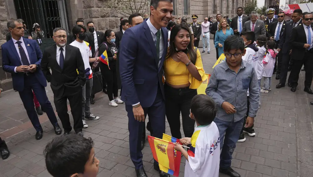 Pedro Sánchez se da un baño de masas en Ecuador