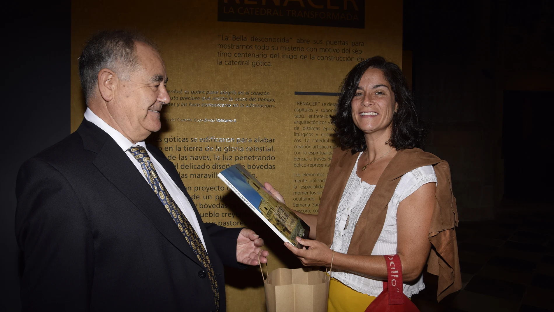 Una palentina residente en Madrid, Matilde Álvarez Puertas, es la visitante 20.000 de la exposición "Renacer"