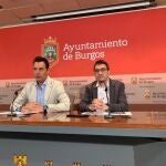 El alcalde de Burgos, Daniel de la Rosa, y el concejal de Vías Públicas, Miguel Balbás, explican el proyecto