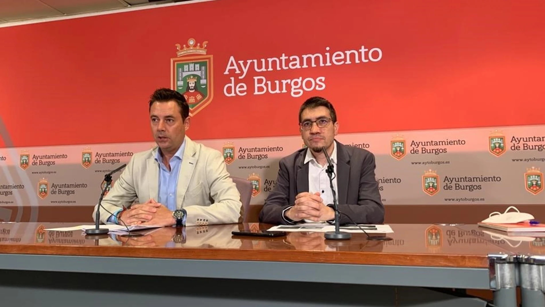 El alcalde de Burgos, Daniel de la Rosa, y el concejal de Vías Públicas, Miguel Balbás, explican el proyecto