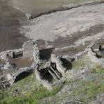 La bajada del agua del embalse asturiano de Salime deja ver los muros de una antigua población
