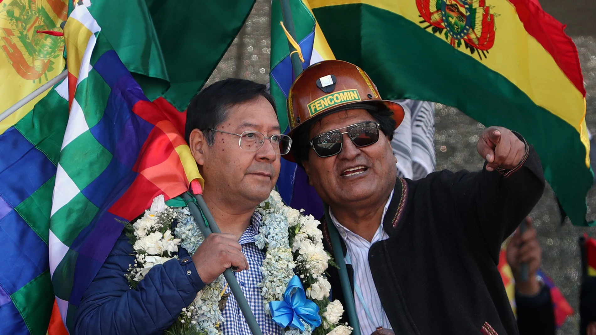 El presidente de Bolivia, Luis Arce junto al ex presidente Evo Morales, en una concentración con la marcha de miles de mineros e indígenas y movimientos sociales en la Plaza San Francisco de La Paz