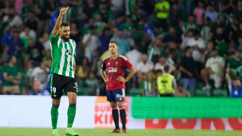 Borja Iglesias celebra su cuarto gol de la temporada, que bastó al Betis para vencer a Osasuna