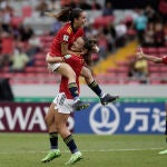 Inma Gabarro es felicitada después de uno de sus goles.