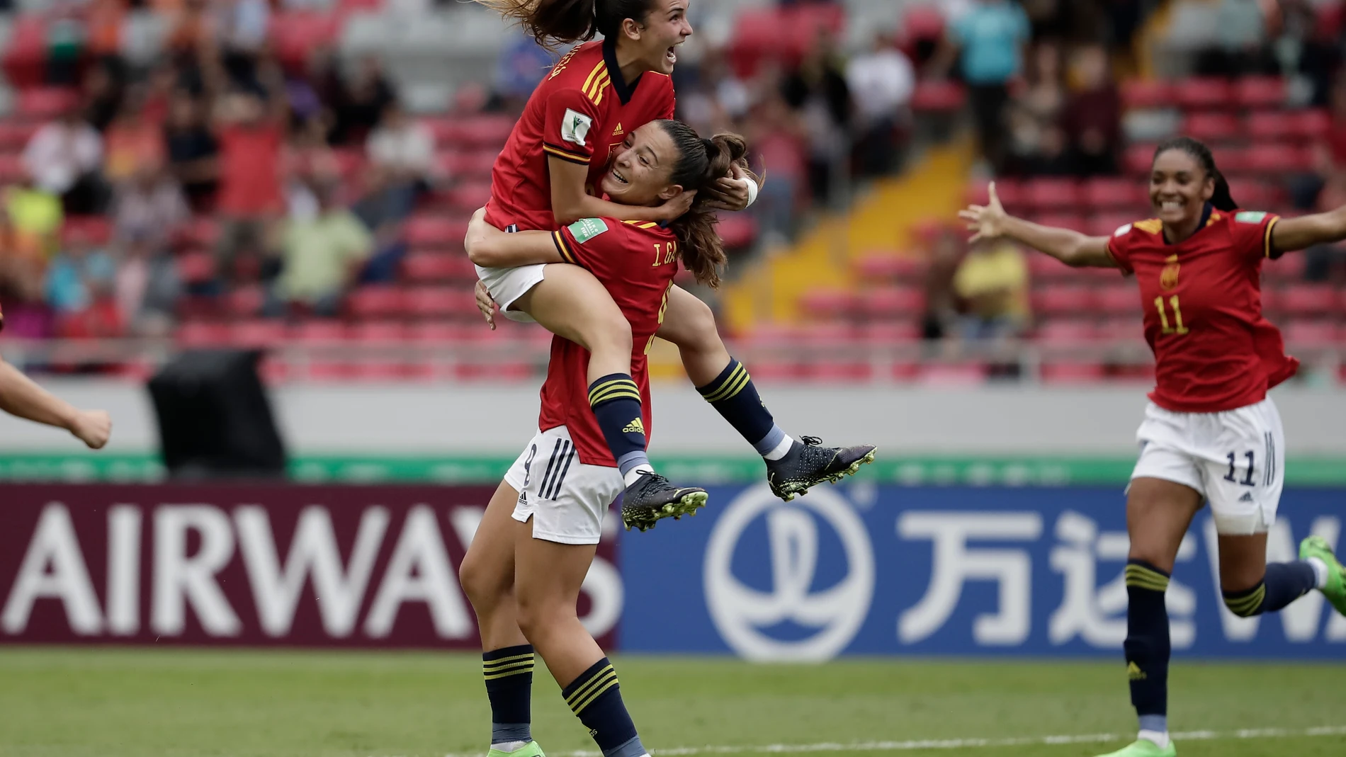 Inma Gabarro es felicitada después de uno de sus goles.