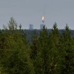 Rusia quema gas en la estación de compresión de Portovaya en Rusia, en esta imagen tomada desde la torre de vigilancia aérea de Pyterlahti en Virolahti, Finlandia oriental,