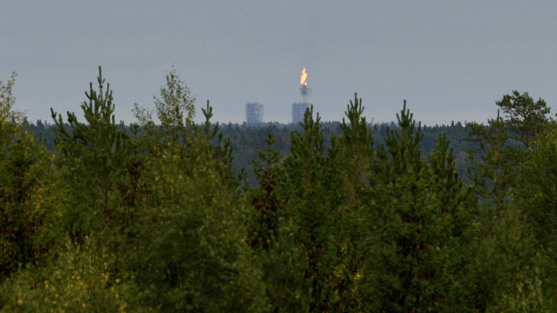 Rusia quema gas en la estación de compresión de Portovaya en Rusia, en esta imagen tomada desde la torre de vigilancia aérea de Pyterlahti en Virolahti, Finlandia oriental,