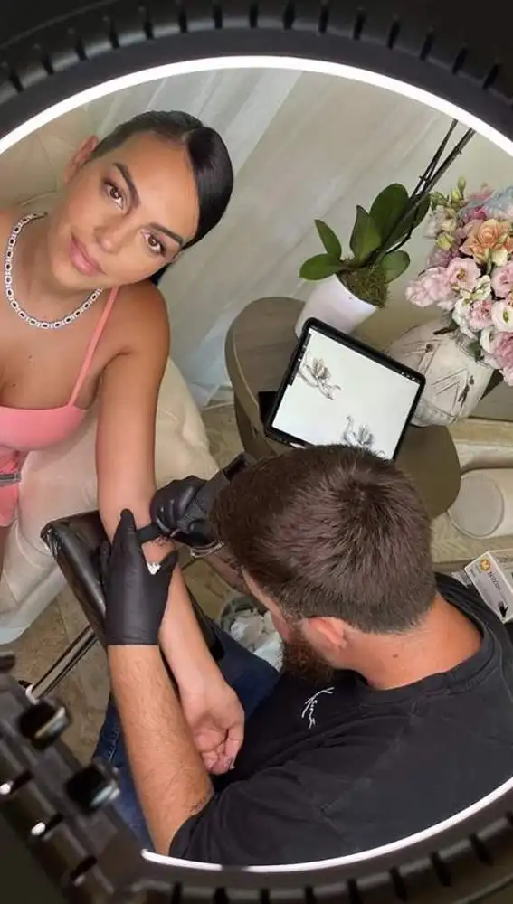 Georgina Rodríguez se tatúa