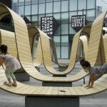 Dos niños juegan ataviados con mascarillas en una atracción de un centro comercial de Beijing, en China
