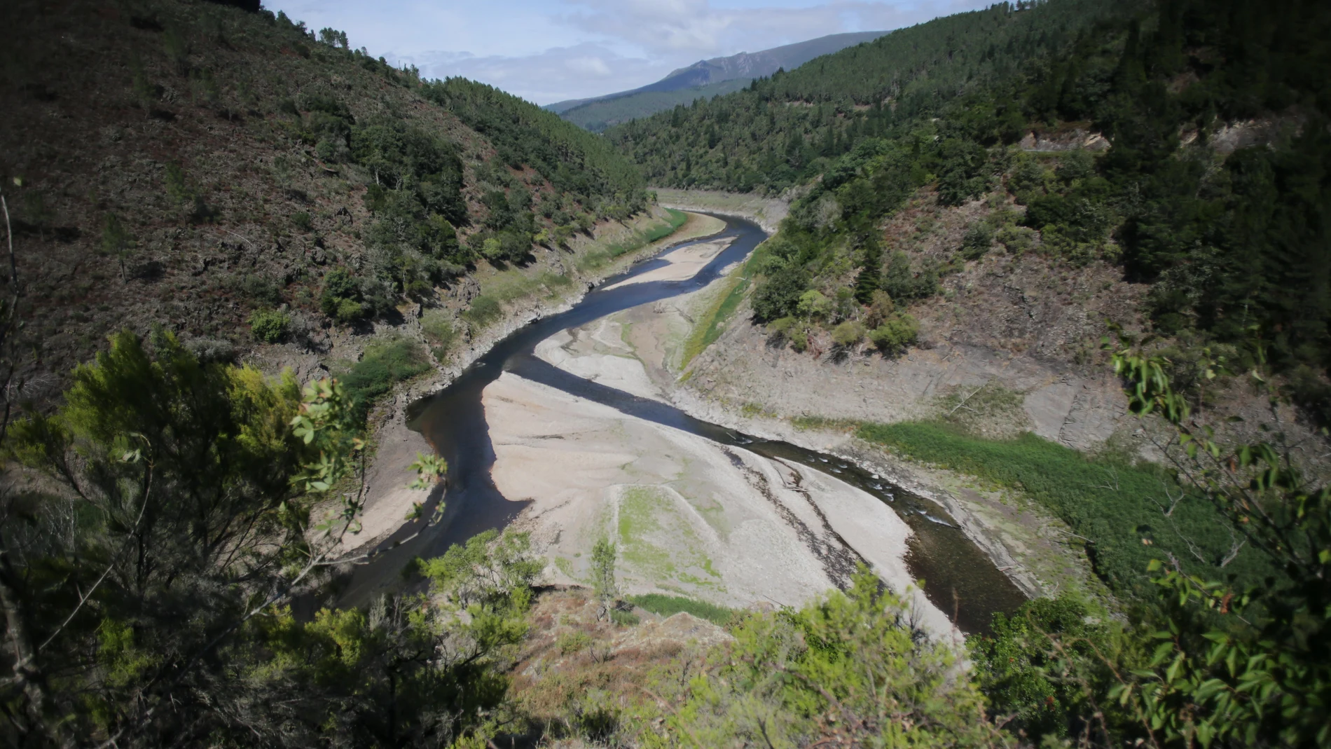 Recorrido del embalse con poco caudal, a 26 de agosto de 2022, en Negueira de Muñiz, Lugo