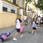 Niños llegando al colegio en el inicio del curso escolar