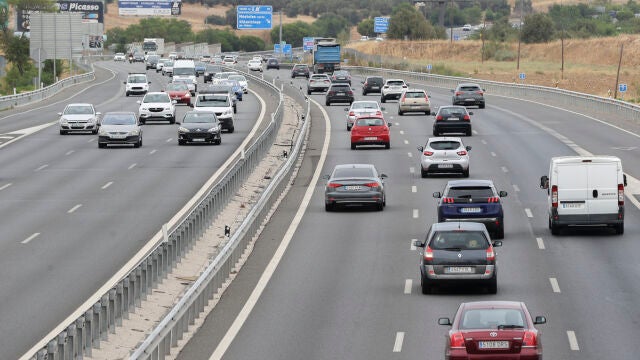 Varios vehículos circulan por la autovía A-5 