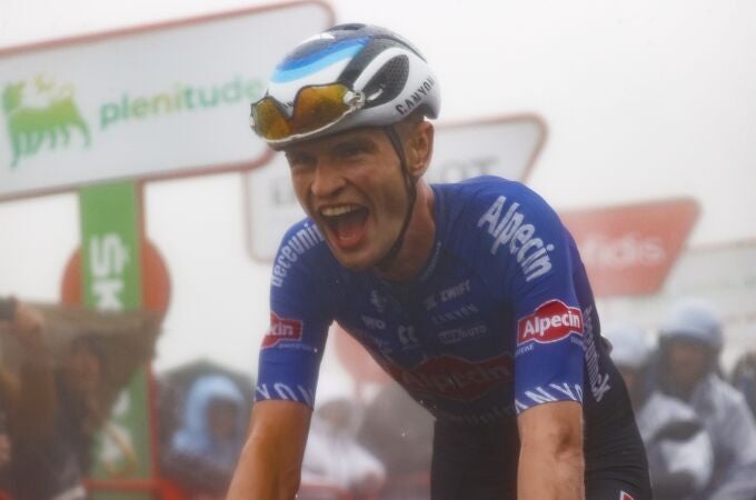 El australiano Jay Hinde celebra su victoria en el Pico Jano en la sexta etapa de La Vuelta a España 2022 LUIS ANGEL GÓMEZ / SPRINTCYCLING 27/08/2022