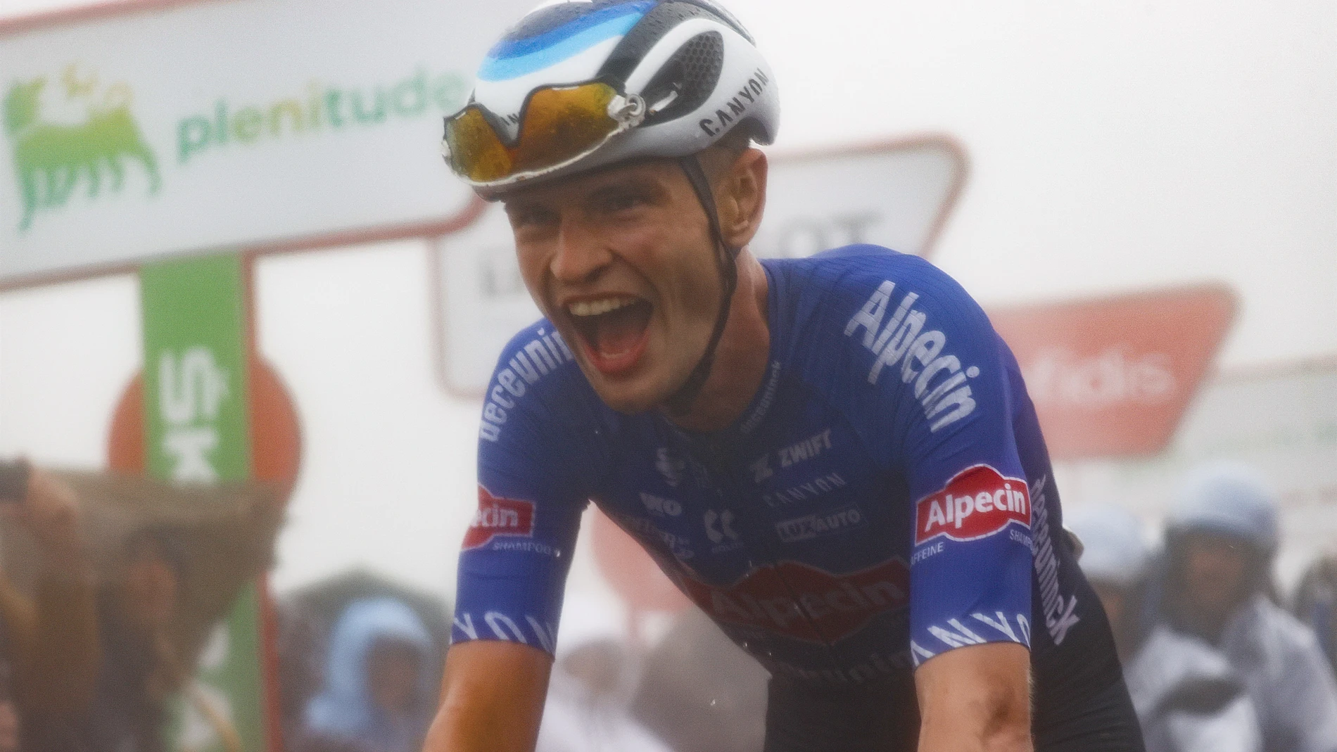 El australiano Jay Hinde celebra su victoria en el Pico Jano en la sexta etapa de La Vuelta a España 2022 LUIS ANGEL GÓMEZ / SPRINTCYCLING 27/08/2022