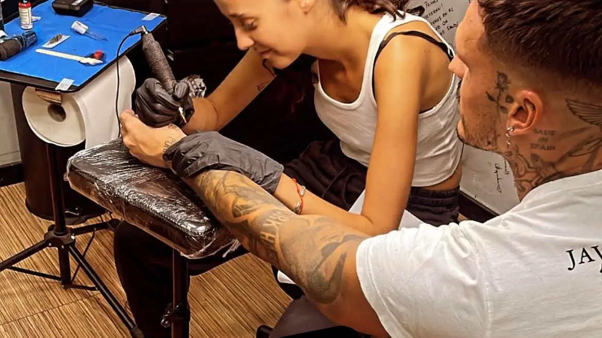 Victoria Federica se hace un nuevo tatuaje.