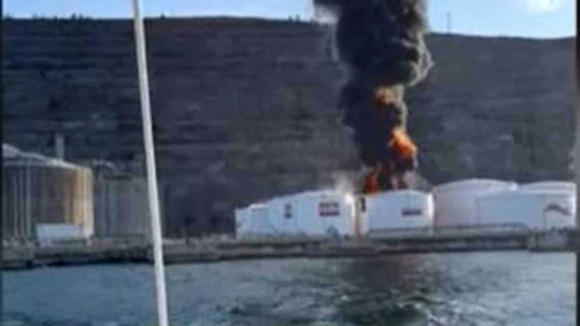 Un incendio en un depósito de biodiesel en el puerto de Bilbao obliga a cortar la A-8