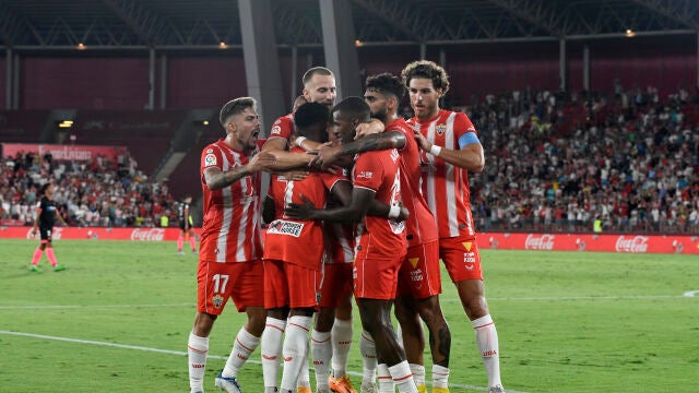 Los jugadores del Almería celebran el primer gol