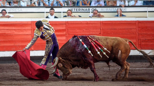 El diestro mexicano Leo Valadez con el primero de los de su lote, al que cortó una oreja, en Bilbao. EFE/Javier Zorrilla