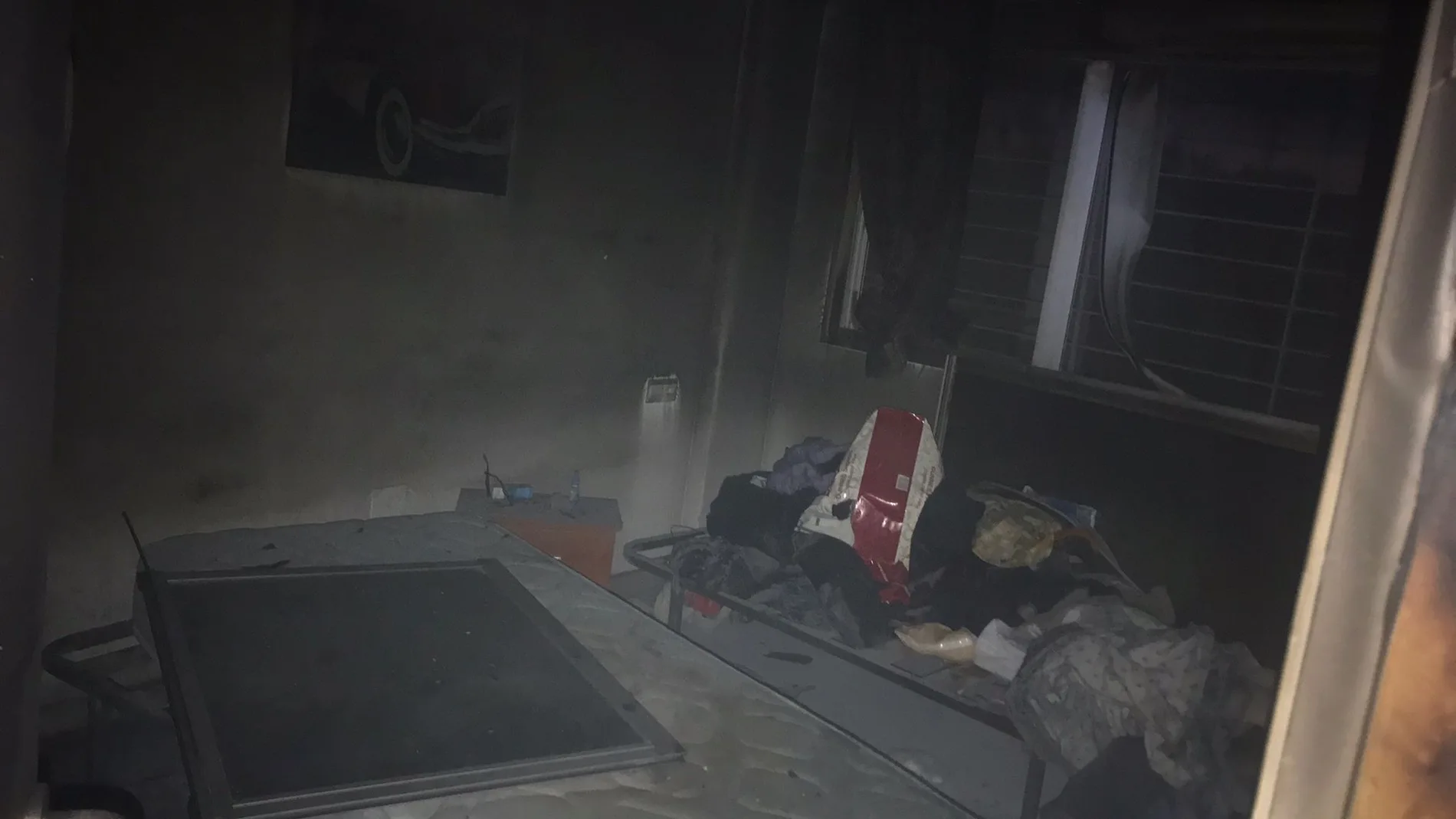 Así se encontraron los bomberos una de las habitaciones de la vivienda