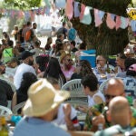 Varias personas disfrutan de la celebración del Festival Agrocuir, a 27 de agosto, en Monterroso (Lugo)