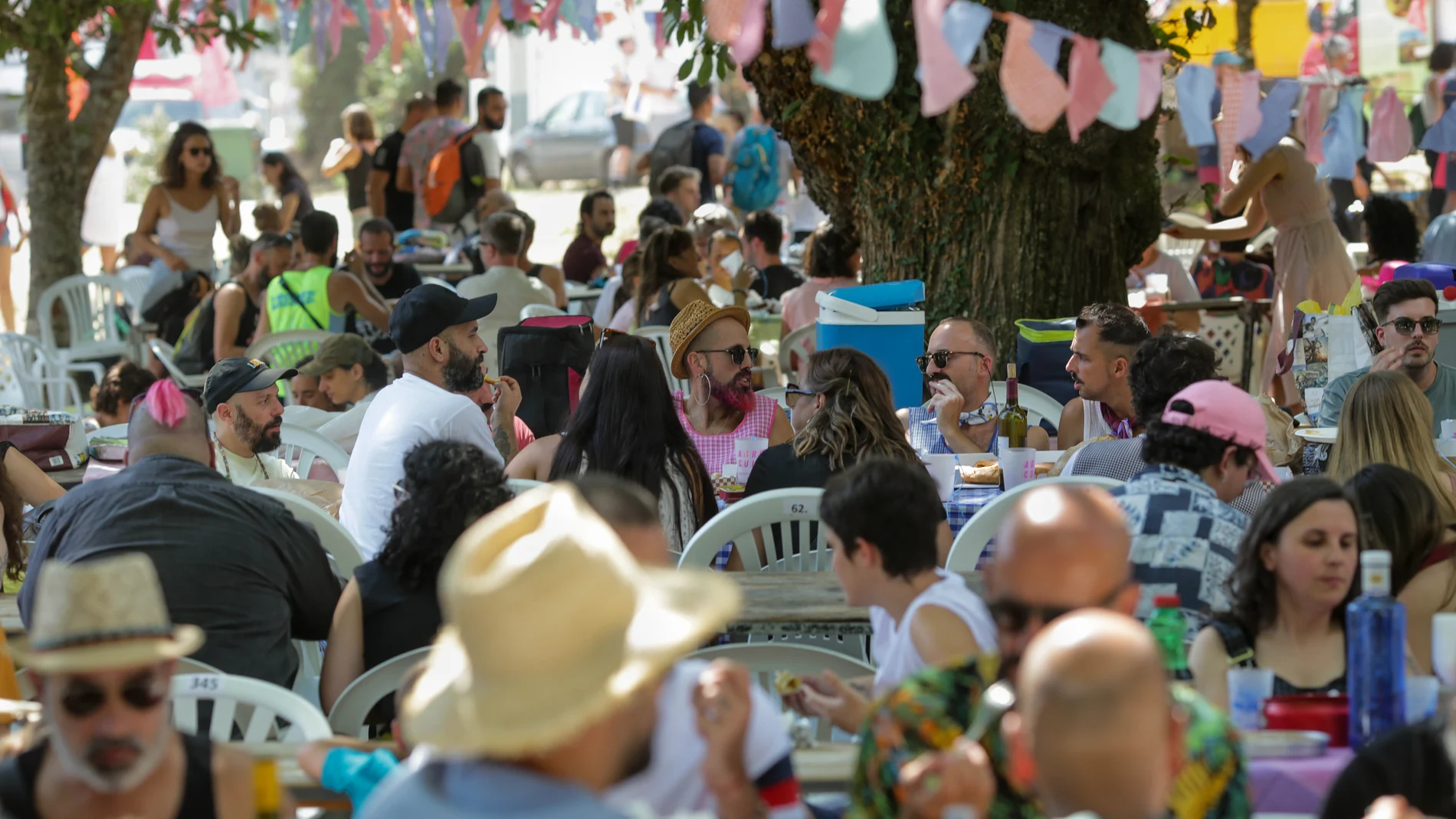 Varias personas disfrutan de la celebración del Festival Agrocuir, a 27 de agosto, en Monterroso (Lugo)