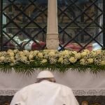 El Papa Francisco ha viajado a la localidad italiana de L’Aquila, donde ha honrado a Celestino V, rezando durante varios minutos en soledad ante su tumba