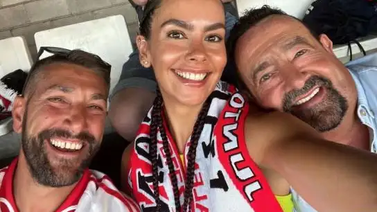 Cristina Pedroche con su primo y su padre viendo al Rayo Vallecano.