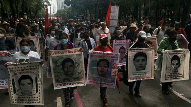 Madres y padres de los 43 estudiantes de magisterio de la Escuela Normal de Ayotzinapa, desaparecidos la noche del 26 de septiembre de 2014, marchan el 26 de agosto de 2022 por en el emblemático Paseo de la Reforma de Ciudad de México.