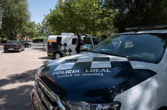 Una reyerta en las fiestas de Alcalá de Henares deja cuatro agentes heridos, patrullas destrozadas y un detenido