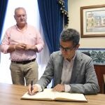 El ministro Félix Bolaños y el alcalde de Cuevas de Almanzora, Antonio Fernández, el pasado 13 de agosto