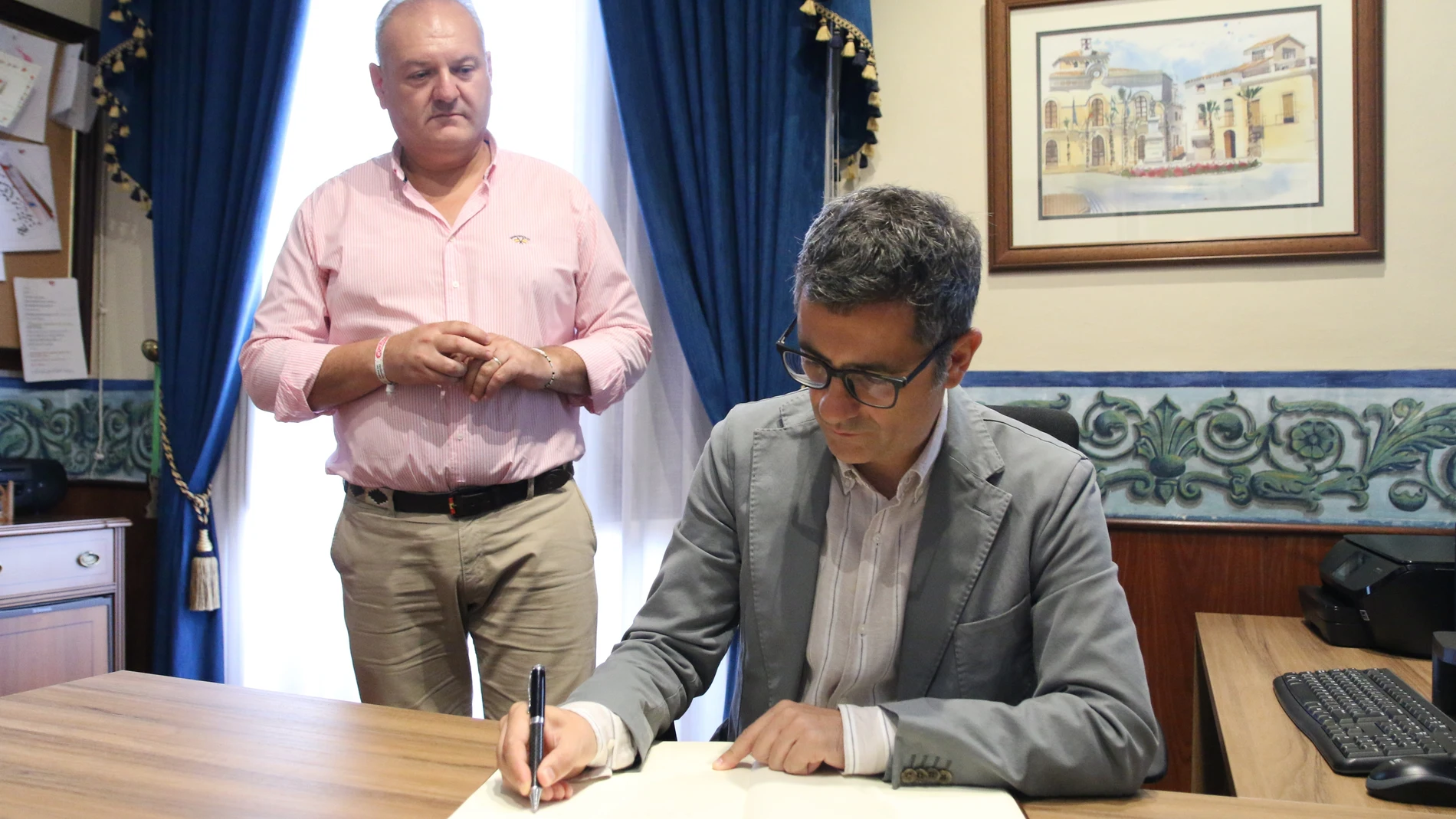 El ministro Félix Bolaños y el alcalde de Cuevas de Almanzora, Antonio Fernández, el pasado 13 de agosto