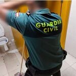 Agentes de la Guardia Civil de la cárcel de Albocàsser (Castellón) limpiando los baños