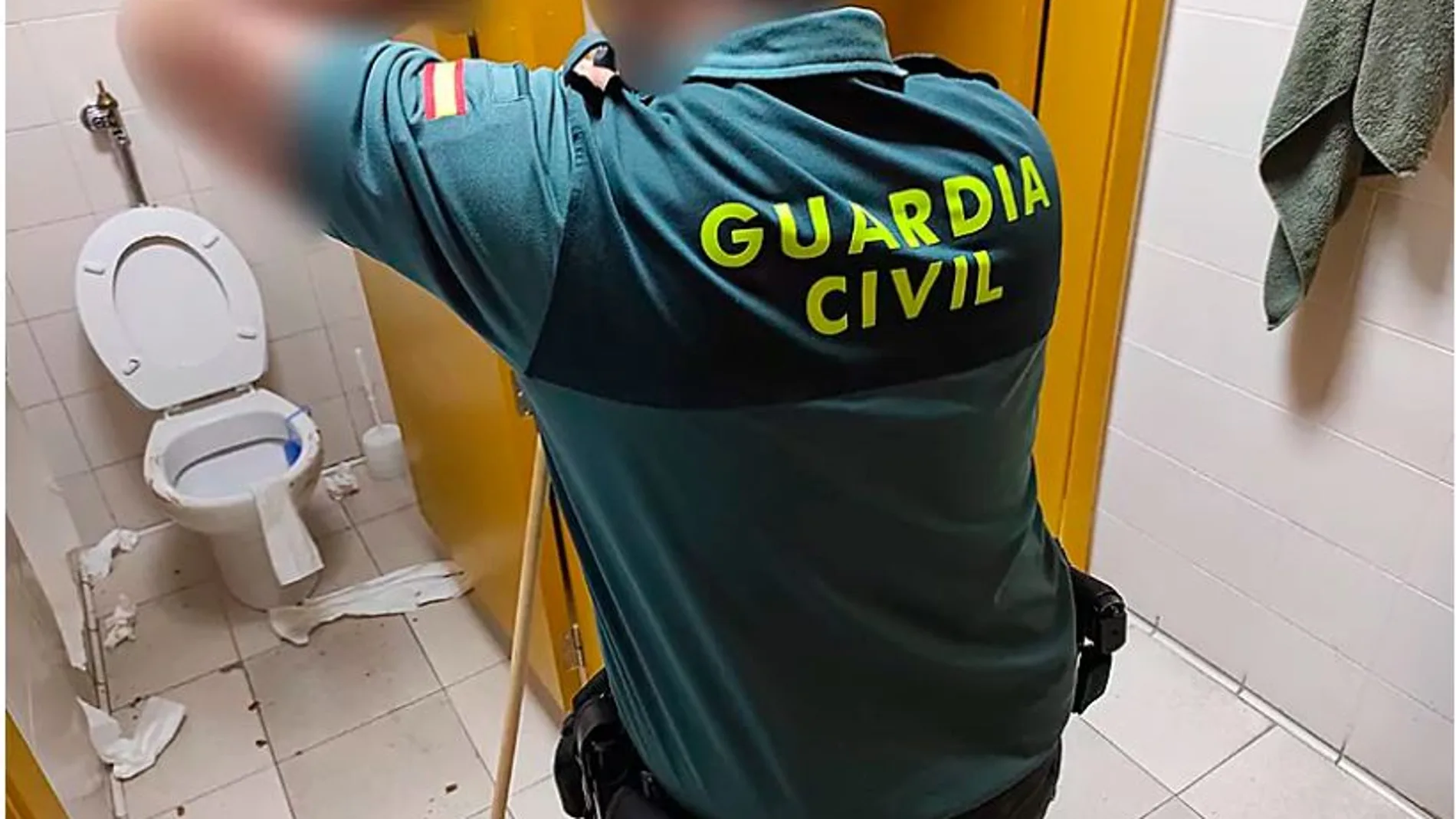 Agentes de la Guardia Civil de la cárcel de Albocàsser (Castellón) limpiando los baños