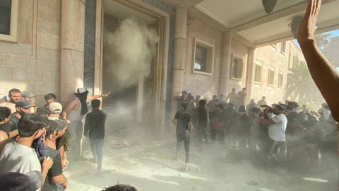 Seguidores del clérigo chií iraquí iraquí Muqtada al-Sadr asaltan el Palacio Presidencial este lunes en Bagdad