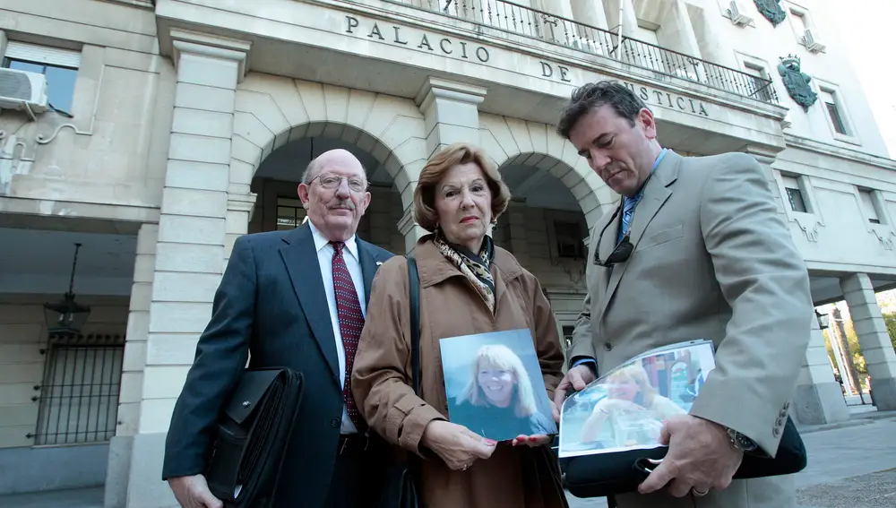 Familiares de Laura Cerna con la imagen de su hija frente a la Audiencia de Sevilla. Foto: Manuel Olmedo