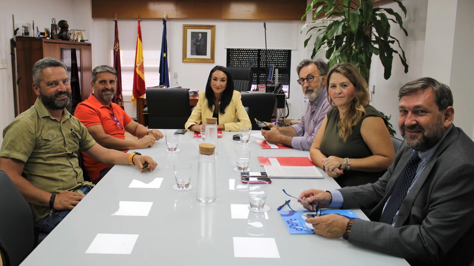 La consejera de Empresa, Empleo, Universidades y Portavocía, Valle Miguélez, reunida con representantes de la asociación Hoytú