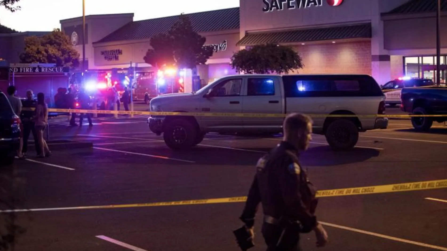 Alrededores del supermercado de la cadena Safeway en Bend (Oregon), donde el atacante protagonizó el tiroteo que acabo con la vida de tres personas