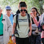 La ex líder de Vox en Andalucía Macarena Olona ha comenzado este lunes el Camino de Santiago en Sarria, arropada por simpatizantes. EFE/Eliseo Trigo