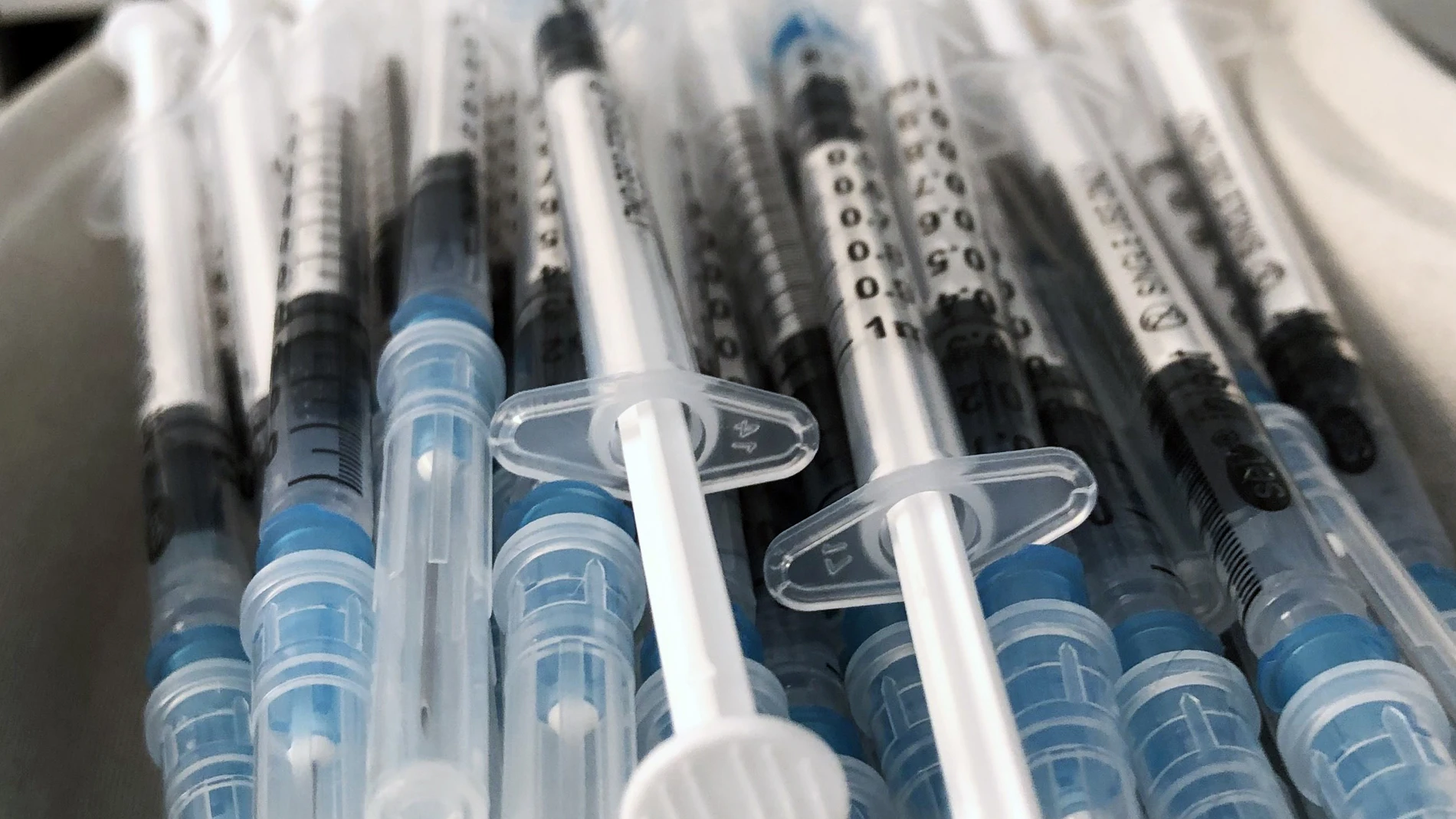Jeringuillas cargadas con la vacuna de Pfizer contra la Covid-19 listas para inocular.